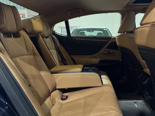 Rücksitze des Lexus ES 300h mit hellbraunem Lederbezug