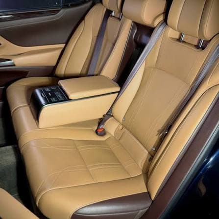 Detailansicht des Rücksitzes des Lexus ES 300h mit mittlerer Armlehne
