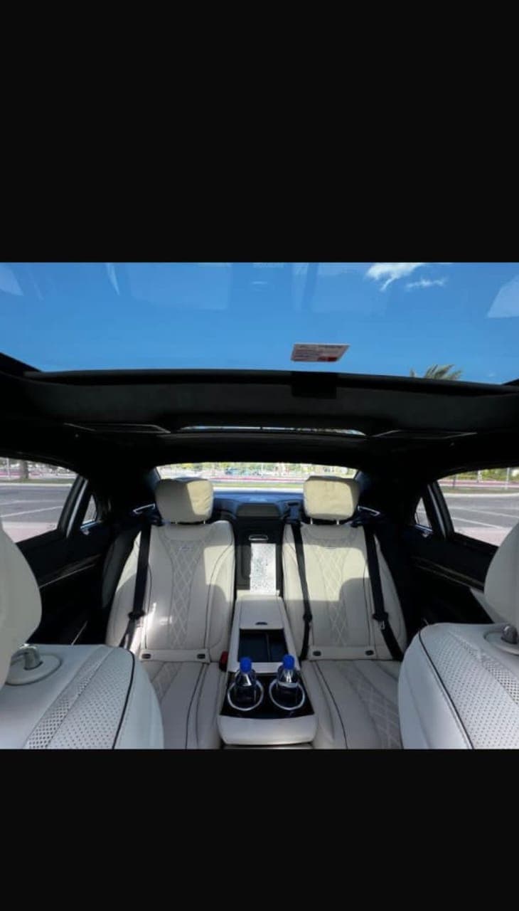 مقاعد الركاب الخلفية في مرسيدس S-Class بمساند رأس قابلة للإمالة وستارة خصوصية