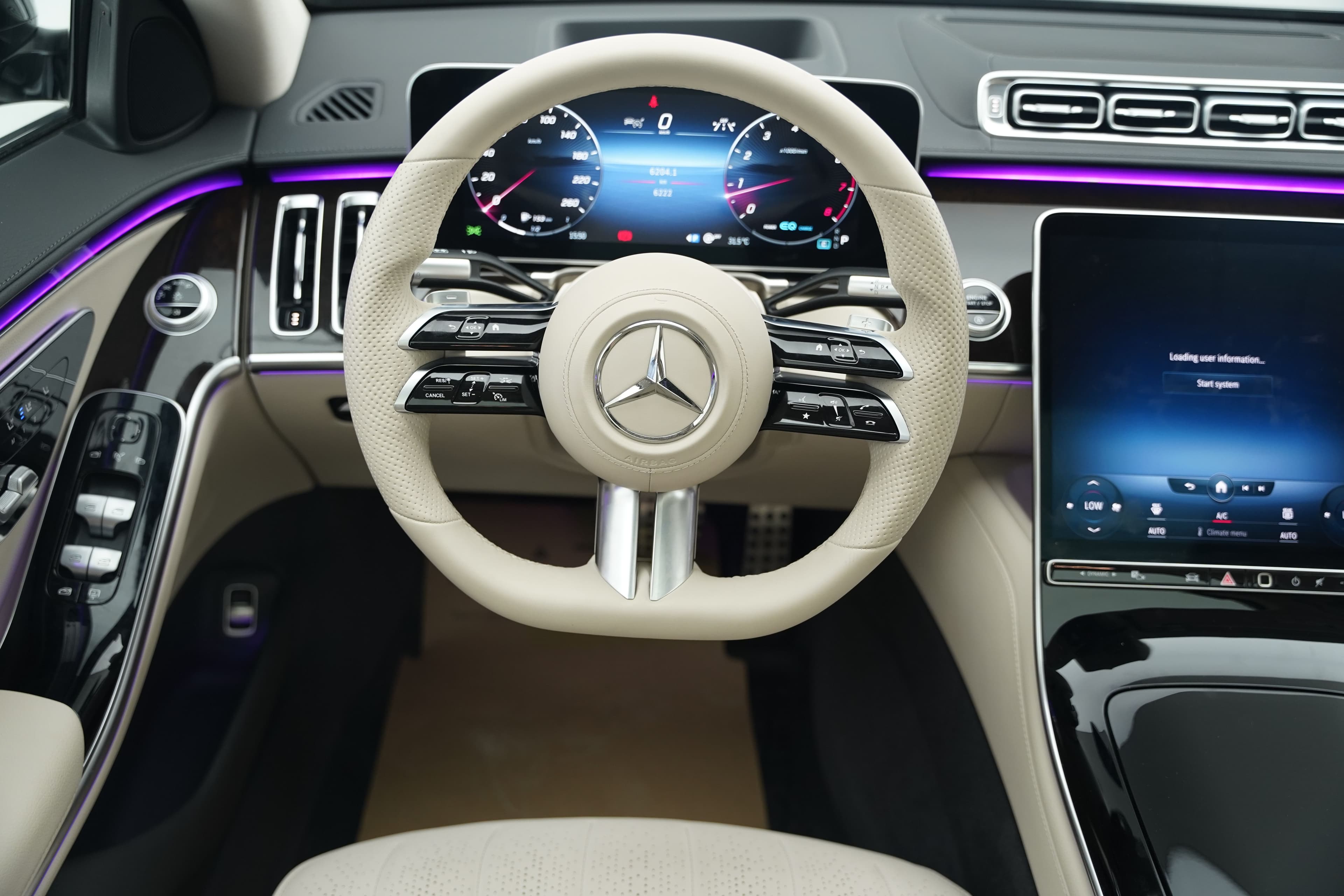 مقصورة القيادة في مرسيدس S-Class بلوحة عدادات رقمية وأزرار تحكم على المقود