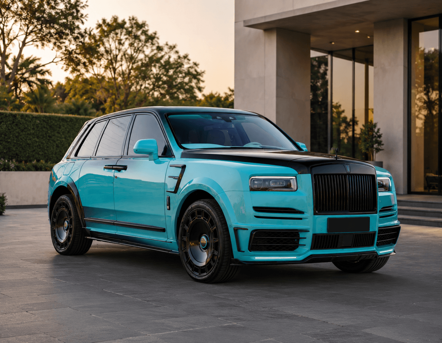 Vue extérieure avant trois-quarts de la Rolls-Royce Cullinan Mansory dans une finition large sur mesure turquoise