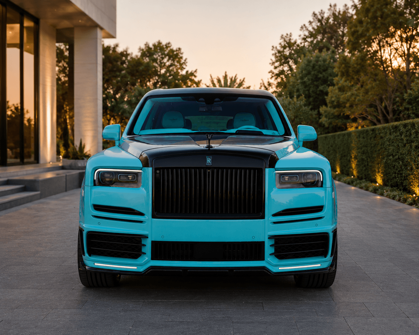 Vue extérieure de face de la Rolls-Royce Cullinan Mansory montrant le kit large et la calandre