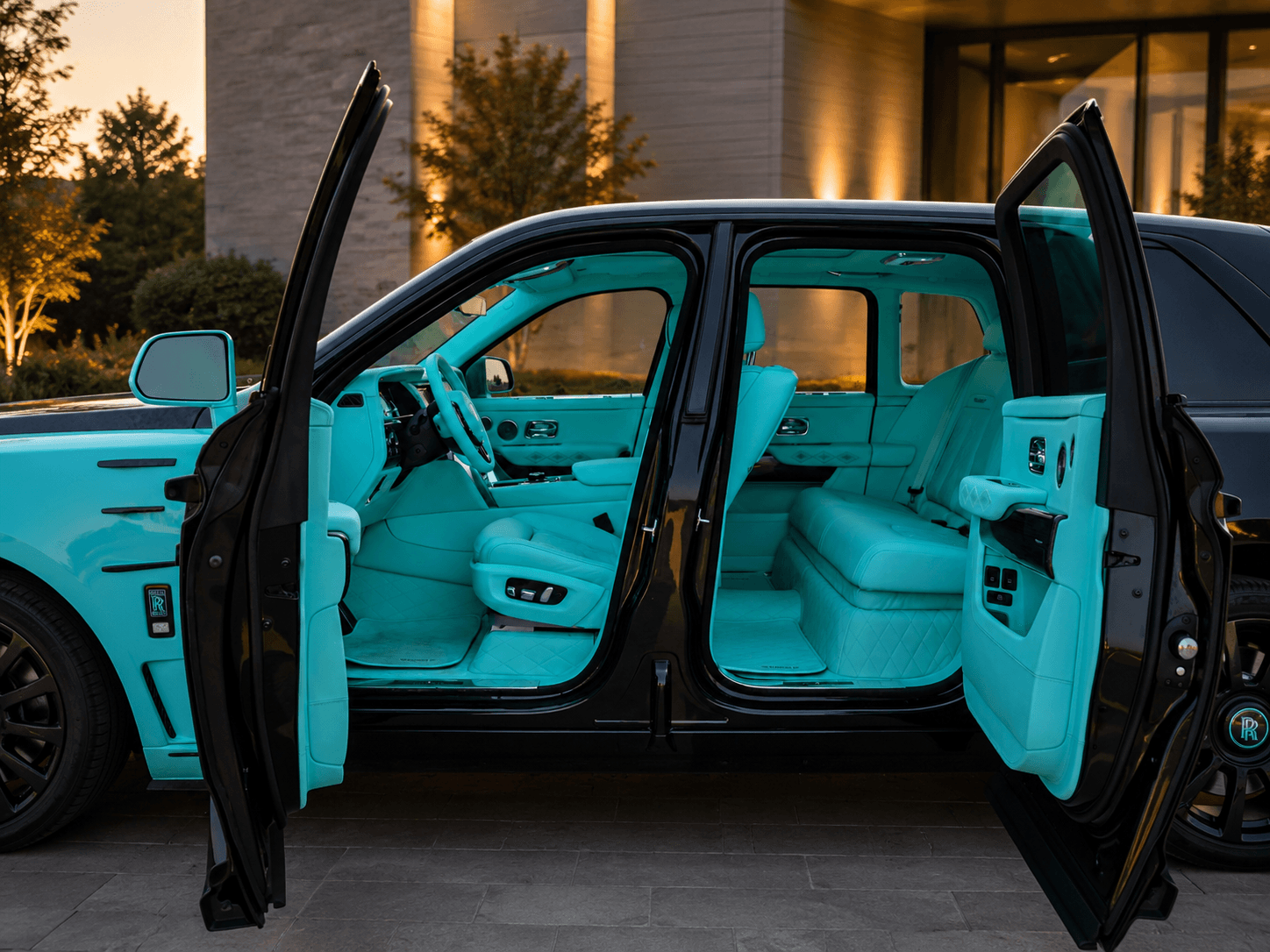 Vue de l'habitacle de la Rolls-Royce Cullinan Mansory avec cuir turquoise assorti et portes ouvertes