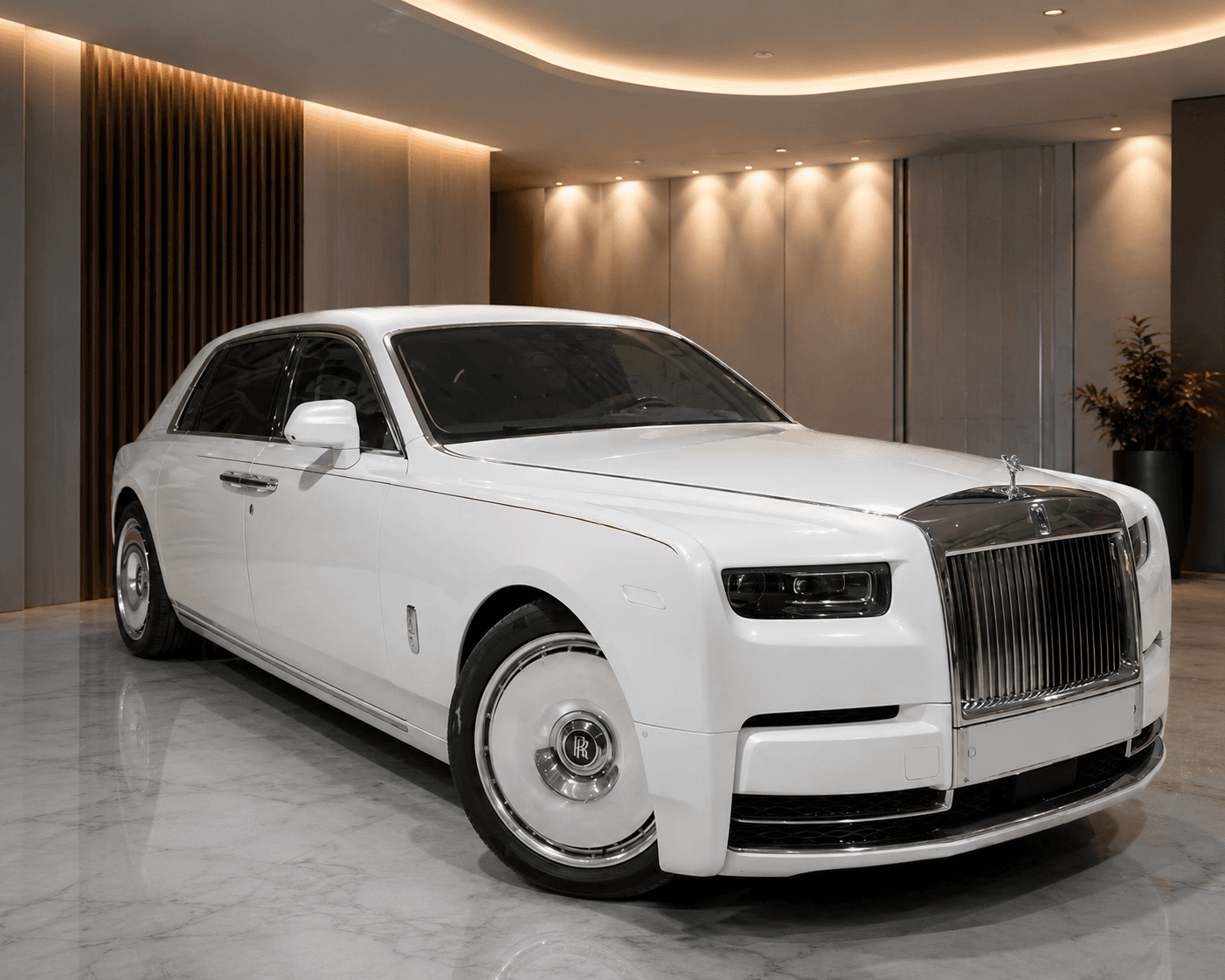 Vorderansicht des Rolls-Royce Phantom Extended Wheelbase von schräg vorne in einem Showroom mit Marmorboden