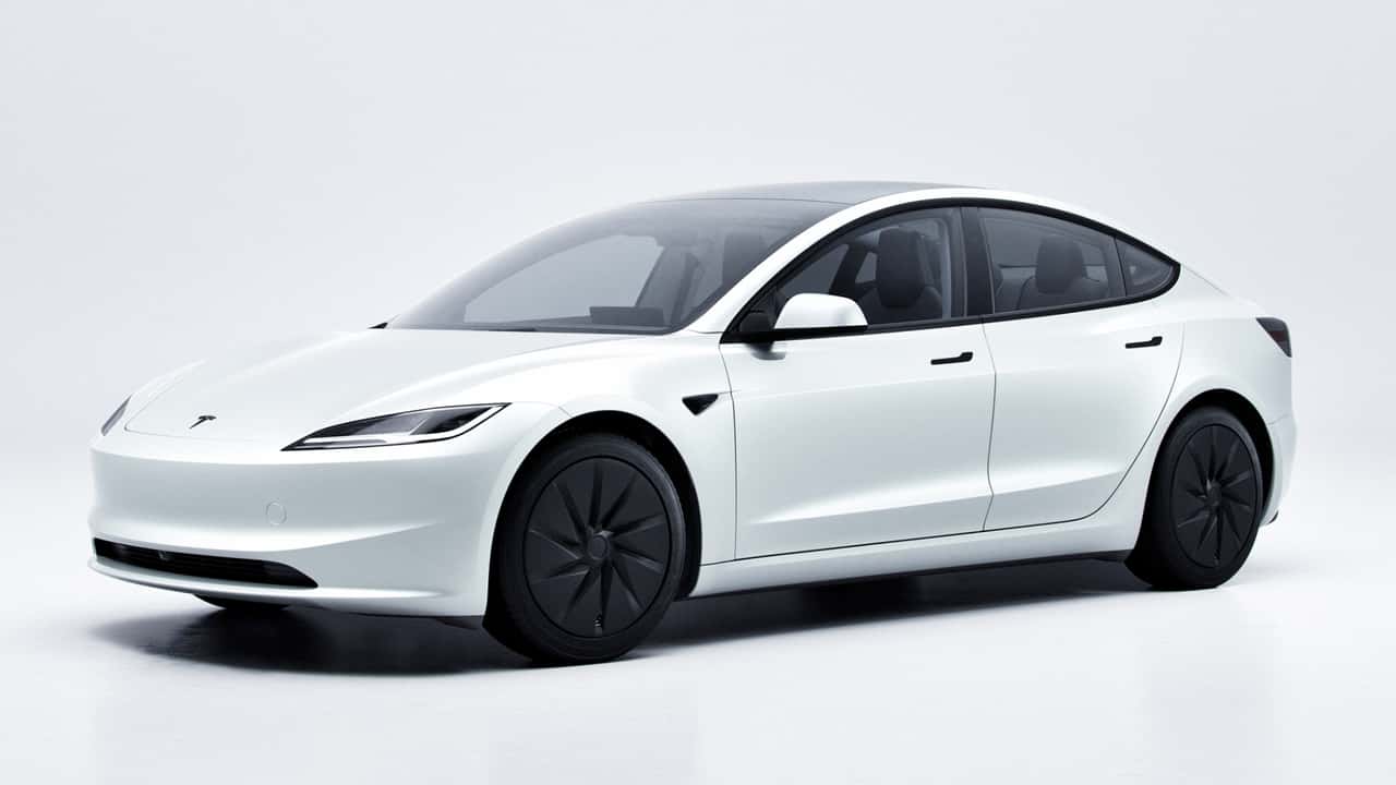Vue extérieure avant trois-quarts en studio de la Tesla Model 3 blanche
